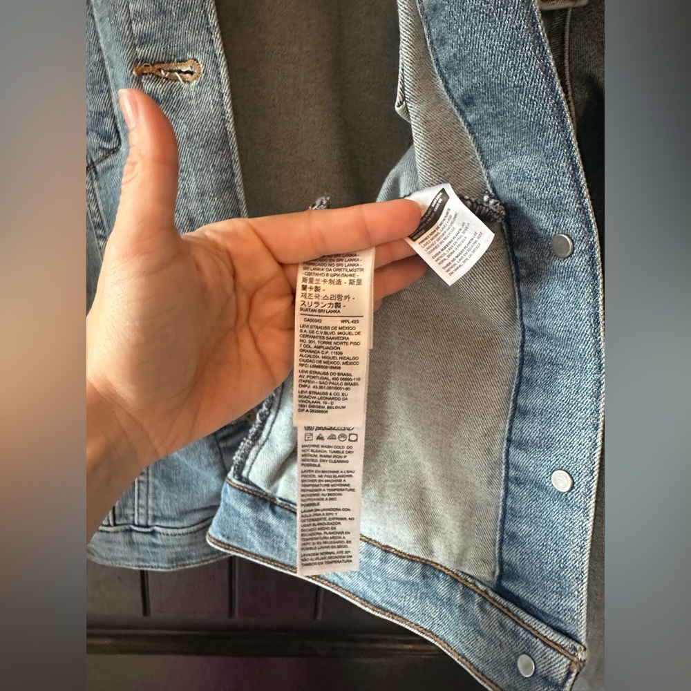 Levi's Classic Denim Trucker Jacket, light wash, size XL - Picture 6 of 9